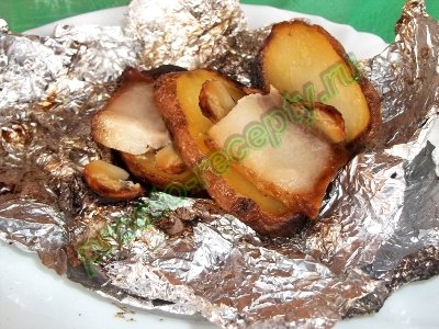 Картофель в фольге, запеченный на углях